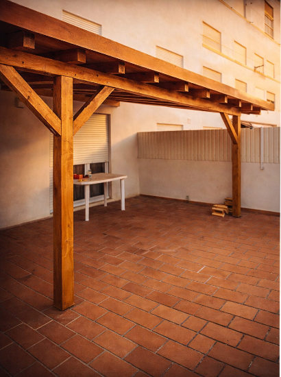 Estrutura de madeira por medida num terraço