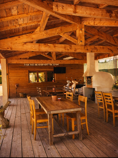 Cobertura de madeira e deck num espaço exterior